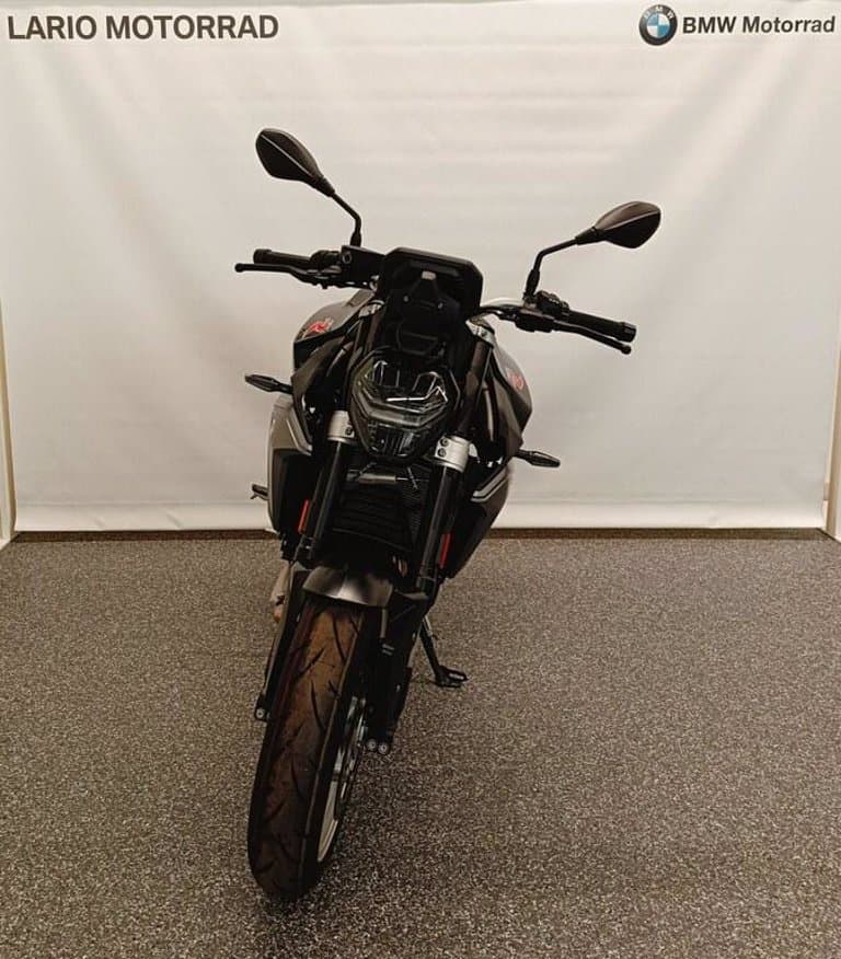 Auto vista 3/4 anteriore - immagine originale